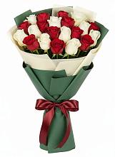 Букет Микс из красных и белых роз в Дмитриевской