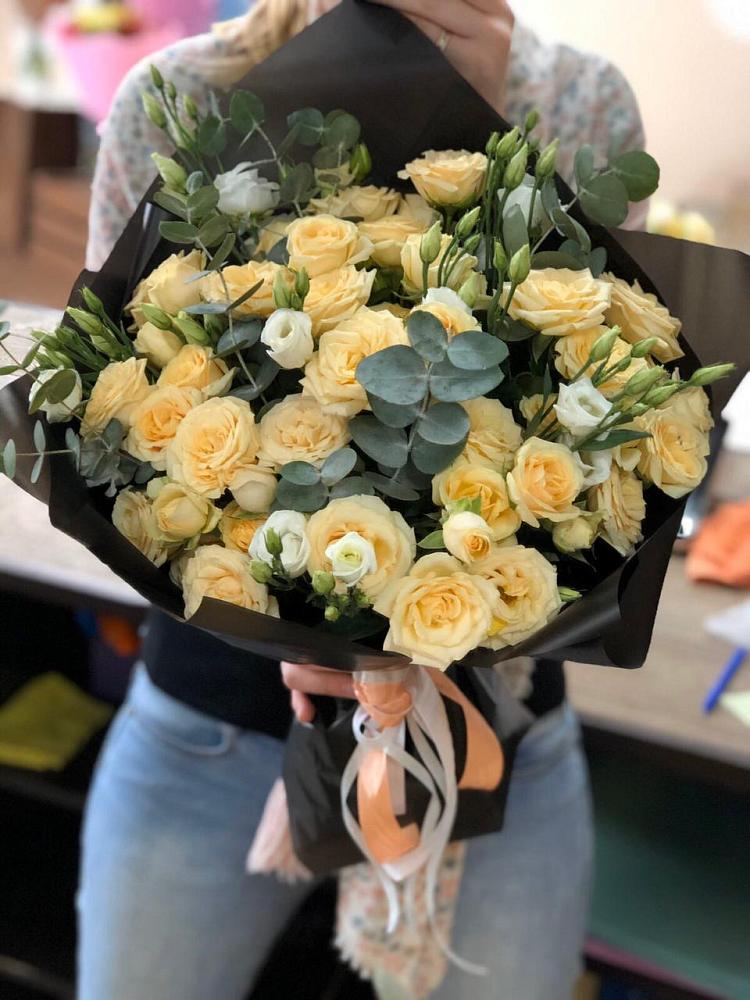 Букет цветов из: Розы и Лизиантусы в Дмитриевской