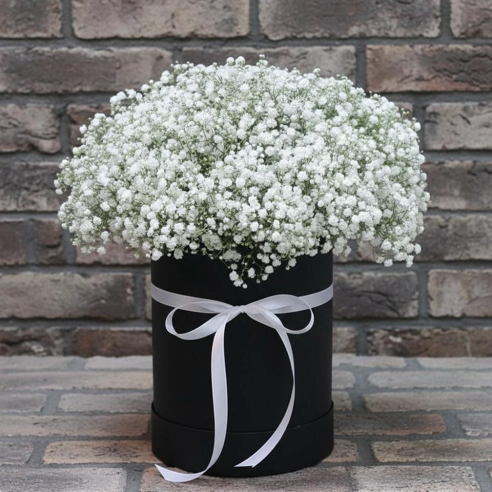 Цветочная композиция из Гипсофила в шляпной коробке в Дмитриевской