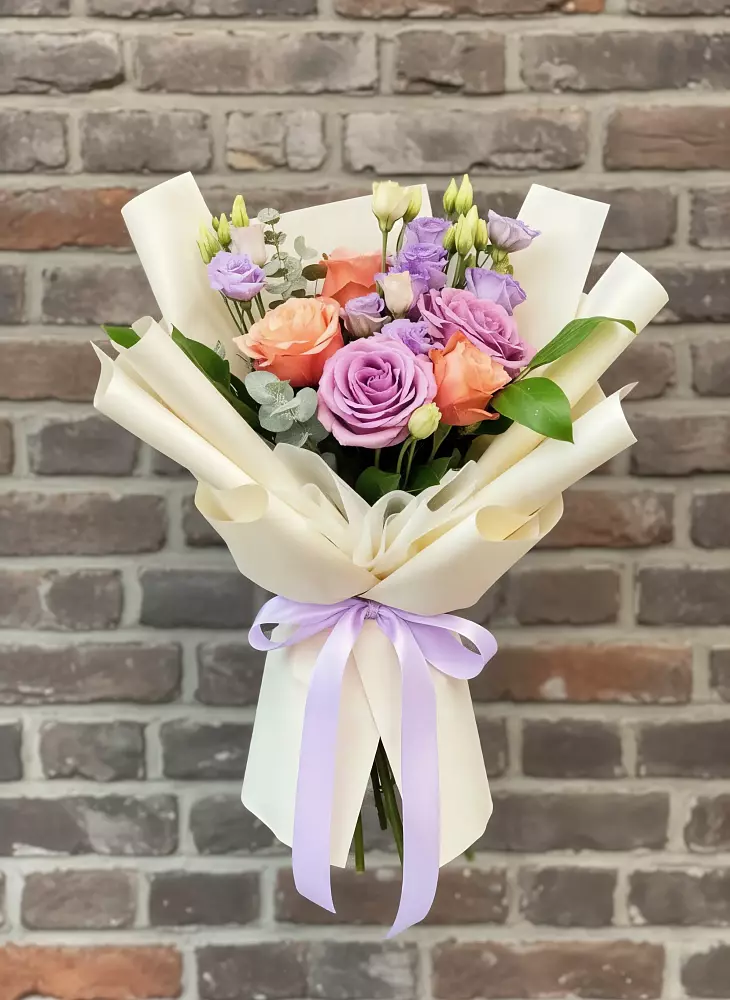 Букет цветов из: Лизиантусы и Розы в Дмитриевской