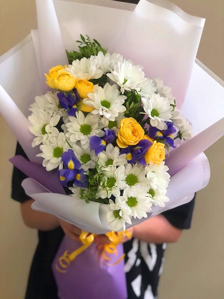 Букет цветов из: Ирисы, Хризантемы и Розы в Дмитриевской