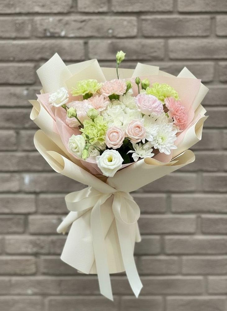 Букет цветов из: Гвоздики, Розы, Лизиантусы и Хризантемы в Дмитриевской
