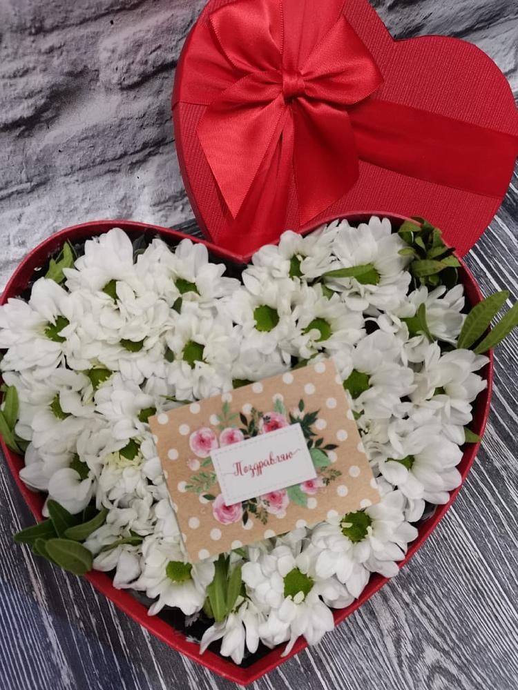 Цветочная композиция из Хризантемы в виде сердца в Дмитриевской