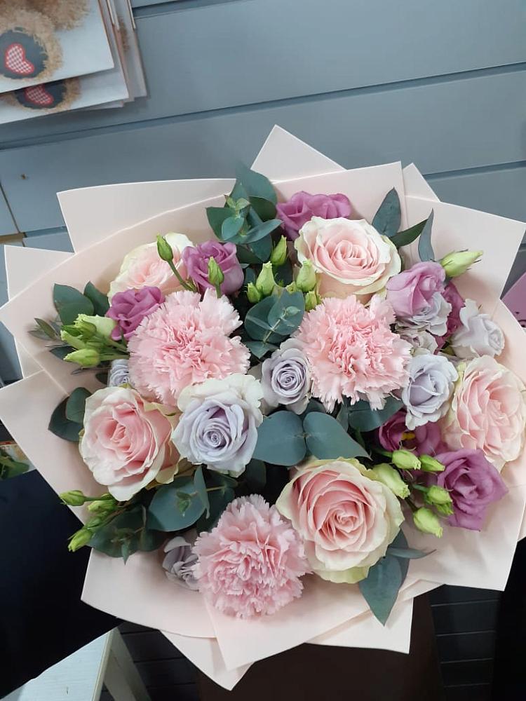 Букет цветов из: Розы, Гвоздики и Лизиантусы в Дмитриевской