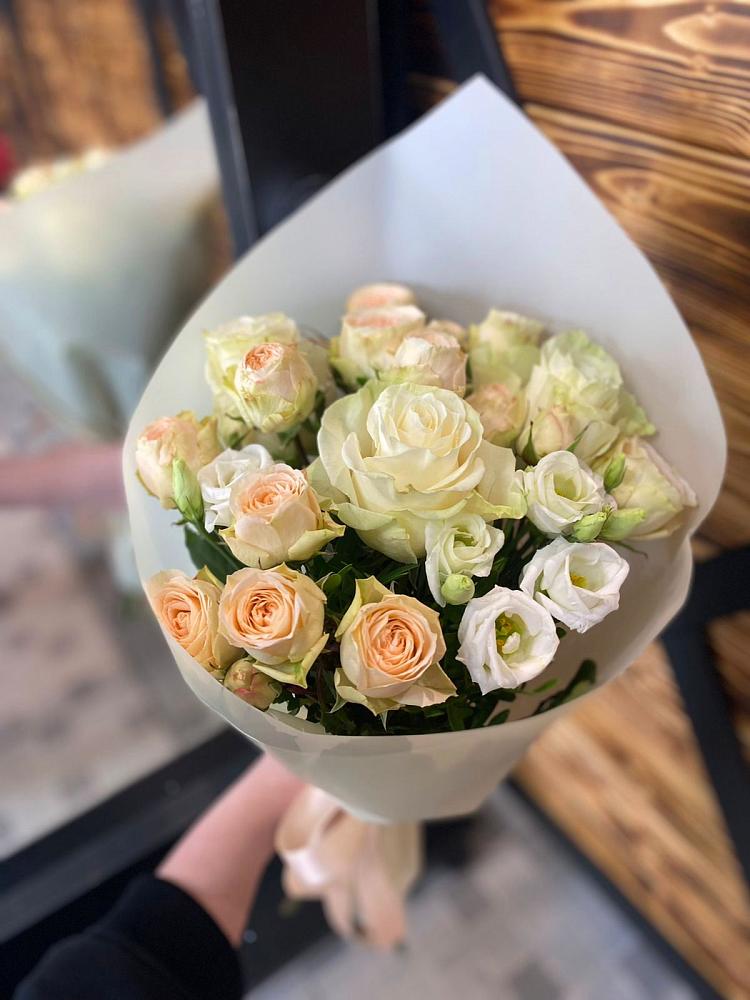 Букет цветов из: Розы и Лизиантусы в Дмитриевской